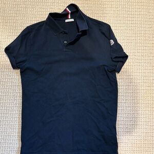 Men’s pol with logo on side and stripe on collar